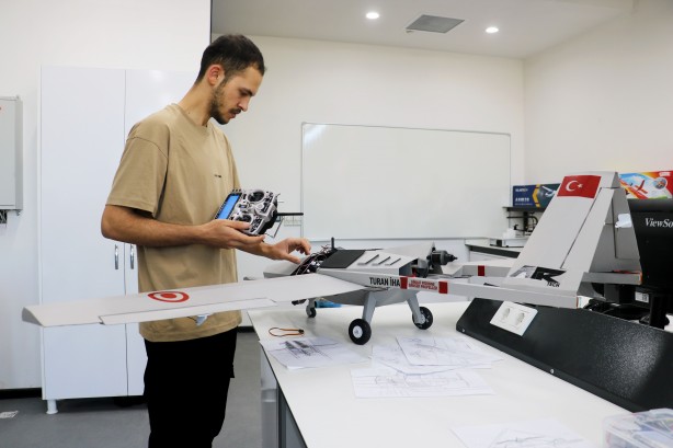 Foto - Sivaslı öğrenci hiç akla gelmeyecek parçalardan İHA üretti! Duyanlar kulaklarına inanamıyor