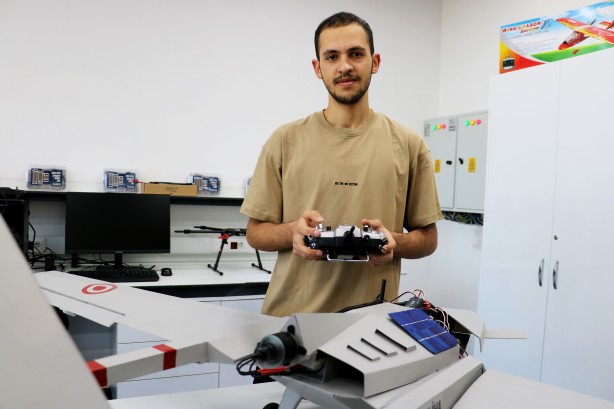 Foto - Sivaslı öğrenci hiç akla gelmeyecek parçalardan İHA üretti! Duyanlar kulaklarına inanamıyor