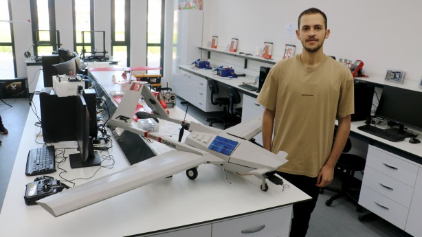 Foto - Sivaslı öğrenci hiç akla gelmeyecek parçalardan İHA üretti! Duyanlar kulaklarına inanamıyor