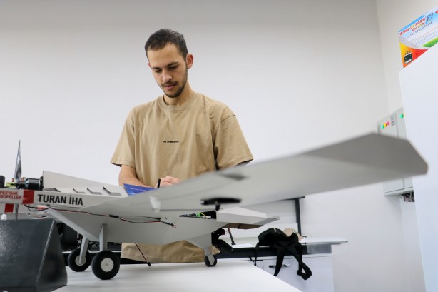 Sivaslı öğrenci hiç akla gelmeyecek parçalardan İHA üretti! Duyanlar kulaklarına inanamıyor