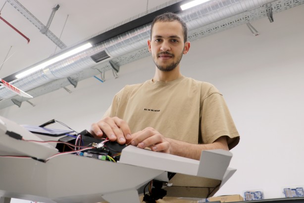 Foto - Sivaslı öğrenci hiç akla gelmeyecek parçalardan İHA üretti! Duyanlar kulaklarına inanamıyor