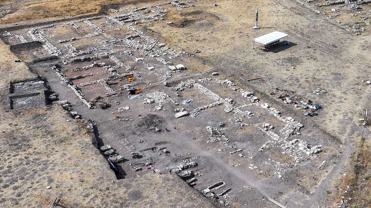 Foto - Sivas'ta binlerce yıllık dev keşif heyecana neden oldu! Arkeoloji dünyasını sarsan tarihi arşiv gün yüzüne çıkarıldı!
