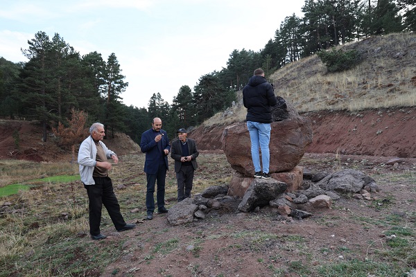 Foto - Sivas’ta esrarengiz türbe! Herkes şaşkın yoksa orada petrol mü var? 