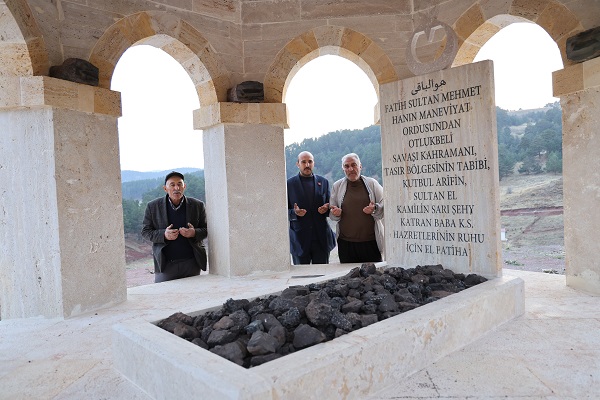 Foto - Sivas’ta esrarengiz türbe! Herkes şaşkın yoksa orada petrol mü var? 