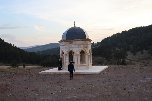 Foto - Sivas’ta esrarengiz türbe! Herkes şaşkın yoksa orada petrol mü var? 