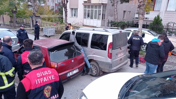 Foto - Sivas’ta feci olay: İki otomobilin arasında sıkışarak hayatını kaybetti