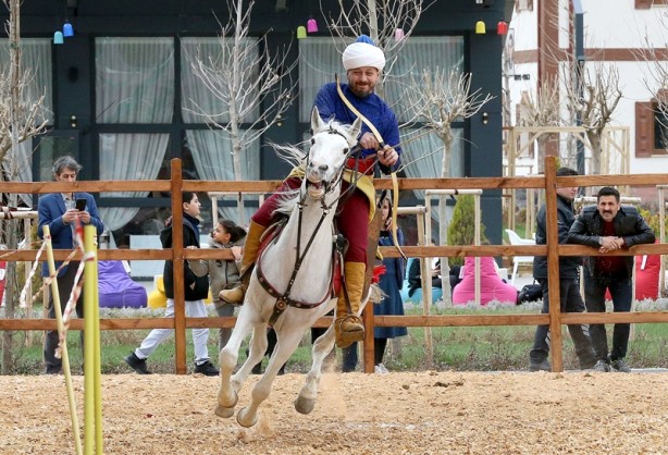 Sivas'ta geleneksel atlı okçuluk gösterisi