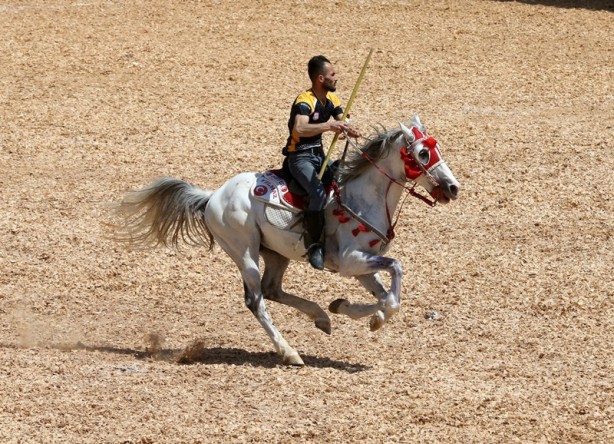 Foto - Sivas'ta geleneksel atlı okçuluk ve cirit gösterisi