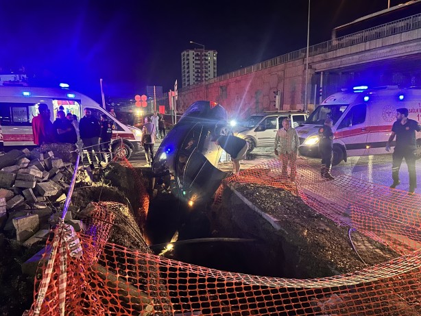 Foto - Sivas'ta hafif ticari araçla otomobil çarpıştı