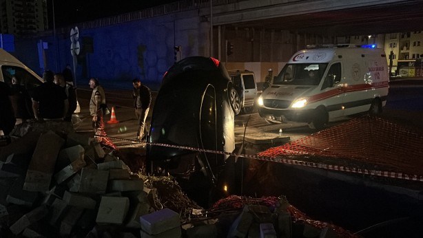 Foto - Sivas'ta hafif ticari araçla otomobil çarpıştı