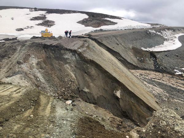 Foto - Sivas'ta heyelan: Yol ulaşıma kapandı