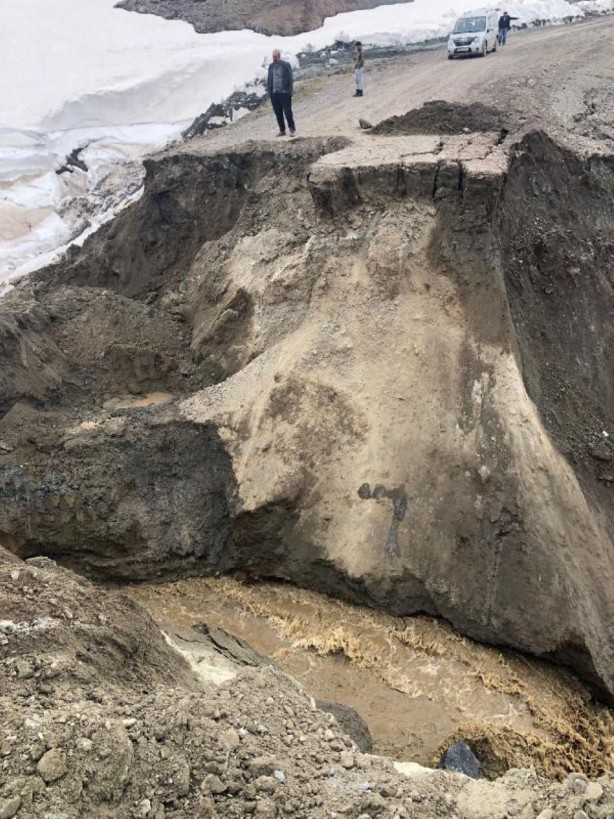 Foto - Sivas'ta heyelan: Yol ulaşıma kapandı