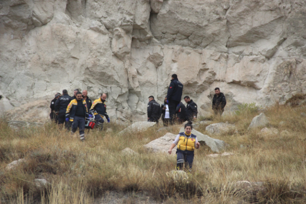 Foto - Sivas'ta intihar! 14 yaşındaki kız çocuğu uçurumdan atladı! Kolundaki yazı görenleri şok etti
