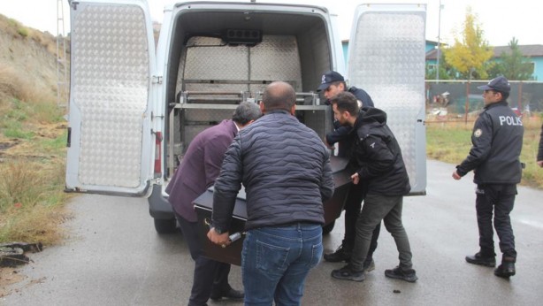 Foto - Sivas'ta intihar! 14 yaşındaki kız çocuğu uçurumdan atladı! Kolundaki yazı görenleri şok etti