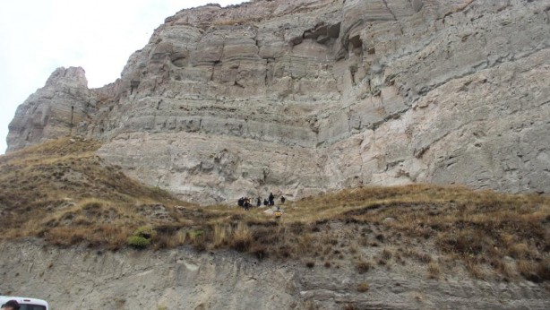 Foto - Sivas'ta intihar! 14 yaşındaki kız çocuğu uçurumdan atladı! Kolundaki yazı görenleri şok etti