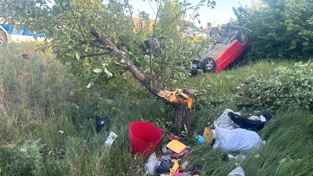 Foto - Sivas'ta kontrolden çıkan araç şarampole devrildi: 1’i ağır 6 yaralı