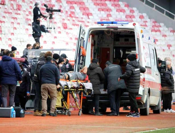 Foto - Sivas'ta korku dolu anlar! Fatih Karagümrüklü futbolcu Fabio Borini hastaneye kaldırıldı