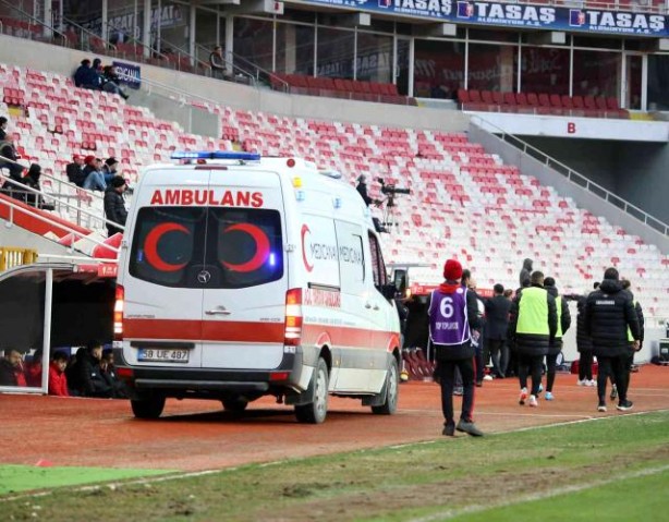 Foto - Sivas'ta korku dolu anlar! Fatih Karagümrüklü futbolcu Fabio Borini hastaneye kaldırıldı