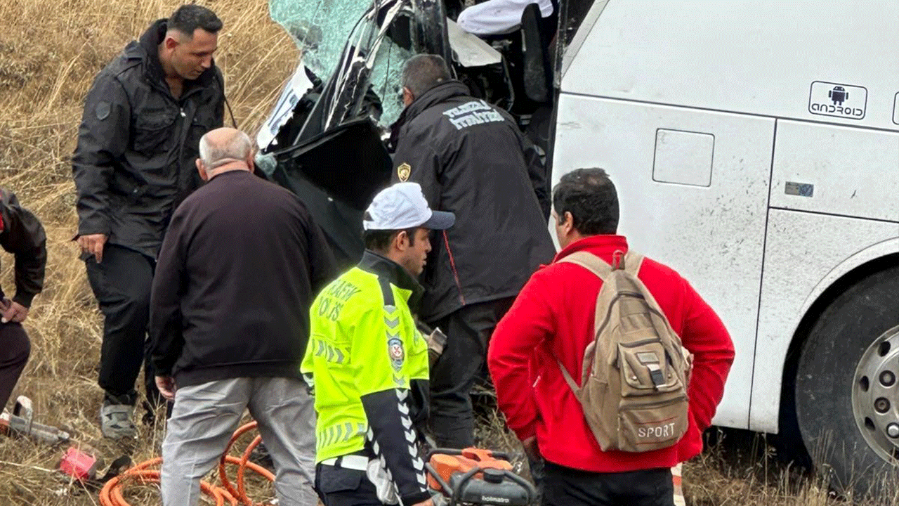 Foto - Sivas’ta korkunç otobüs kazası! 3’ü ağır 18 yaralı