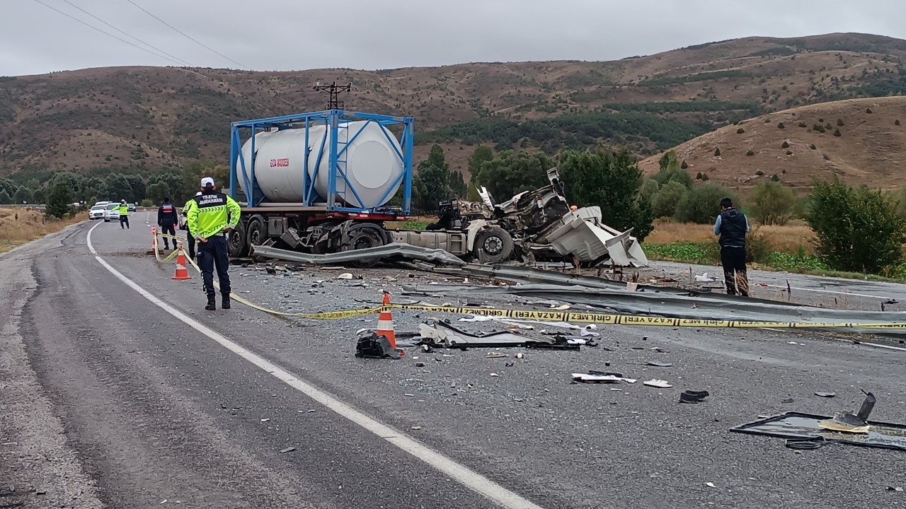 Foto - Sivas’ta korkunç otobüs kazası! 3’ü ağır 18 yaralı