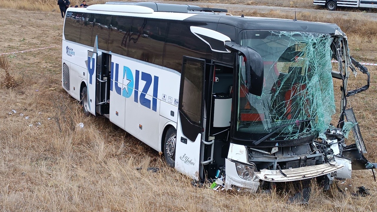 Foto - Sivas’ta korkunç otobüs kazası! 3’ü ağır 18 yaralı