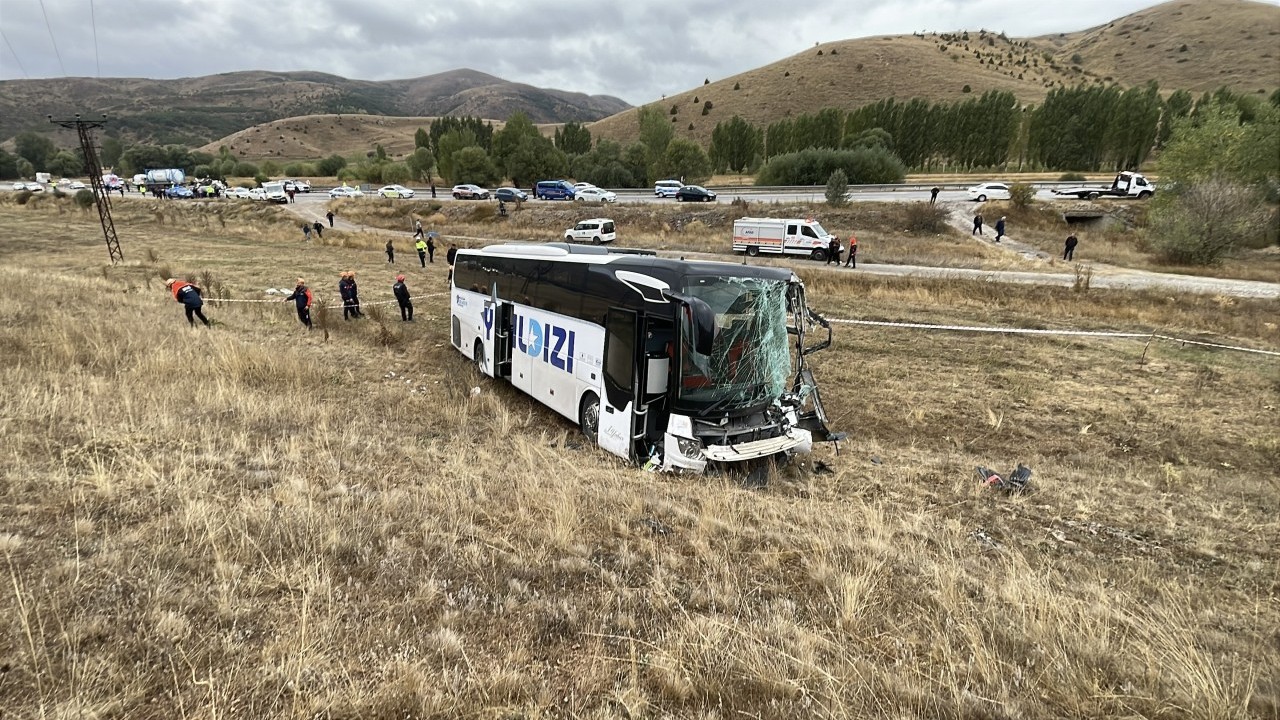 Sivas’ta korkunç otobüs kazası! 3’ü ağır 18 yaralı