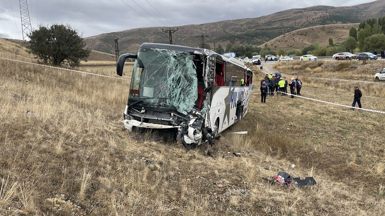 Foto - Sivas’ta korkunç otobüs kazası! 3’ü ağır 18 yaralı
