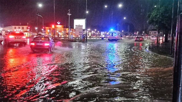 Foto - Sivas’ta sağanak yağış su baskınlarına neden oldu