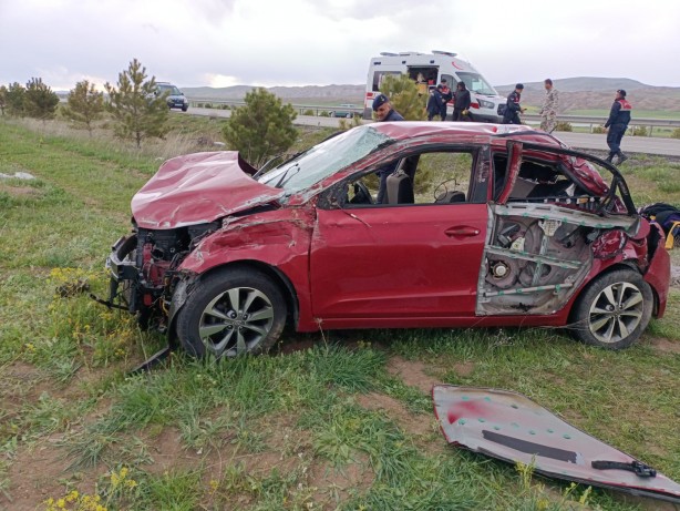 Foto - Sivas'ta şarampole devrilen otomobildeki 3 kişi yaralandı