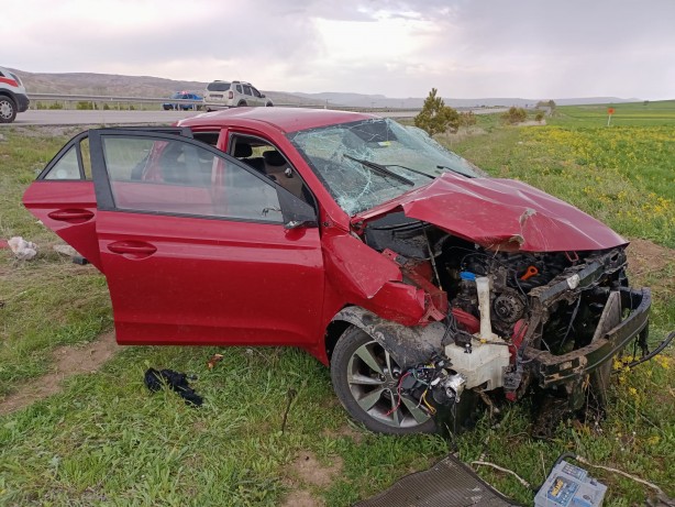 Foto - Sivas'ta şarampole devrilen otomobildeki 3 kişi yaralandı