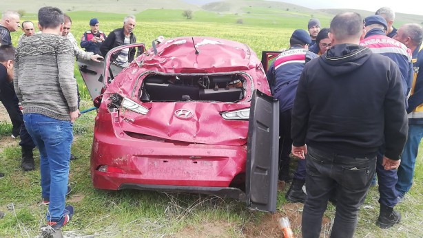 Sivas'ta şarampole devrilen otomobildeki 3 kişi yaralandı