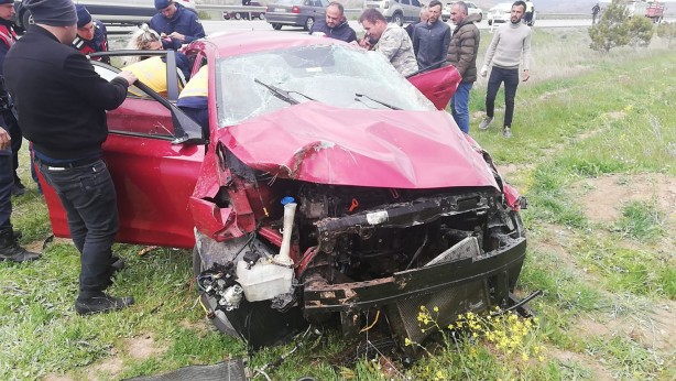 Foto - Sivas'ta şarampole devrilen otomobildeki 3 kişi yaralandı