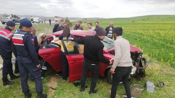Foto - Sivas'ta şarampole devrilen otomobildeki 3 kişi yaralandı