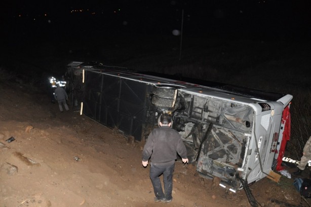 Foto - Sivas'ta yolcu otobüsü tarlaya uçtu: 39 yaralı