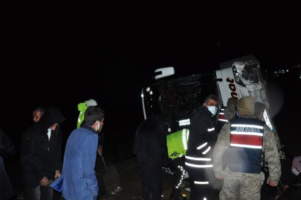 Foto - Sivas'ta yolcu otobüsü tarlaya uçtu: 39 yaralı