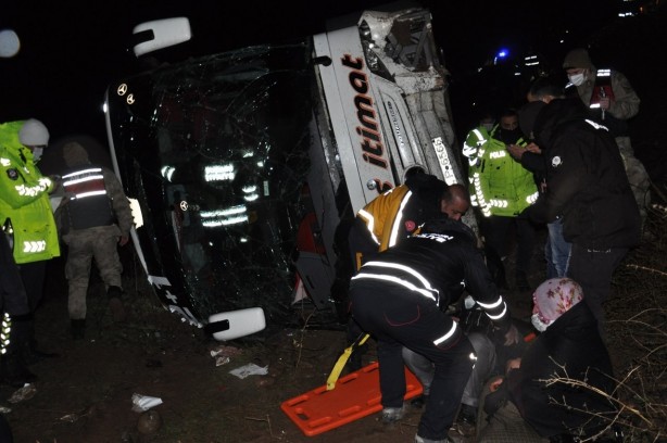 Foto - Sivas'ta yolcu otobüsü tarlaya uçtu: 39 yaralı