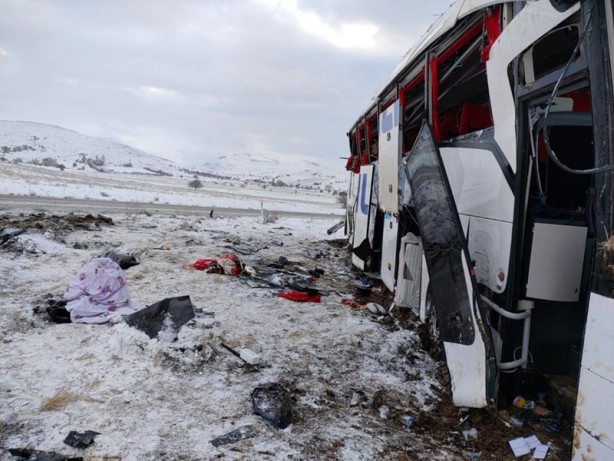 Foto - Sivas'ta yolcu otobüsünün devrilmesi sonucu 20 kişi yaralandı