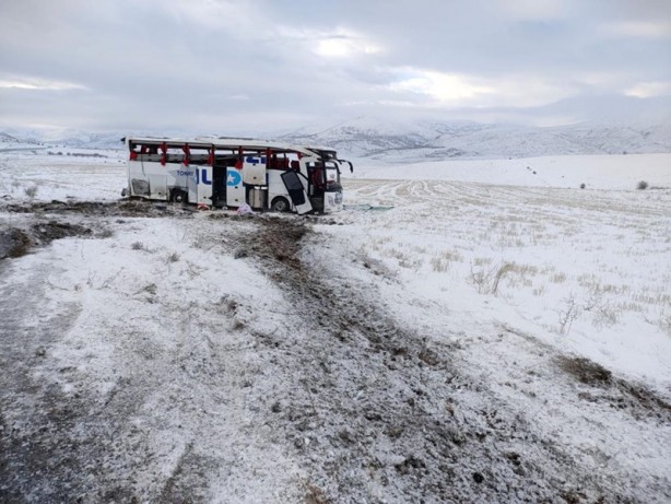 Foto - Sivas'ta yolcu otobüsünün devrilmesi sonucu 20 kişi yaralandı