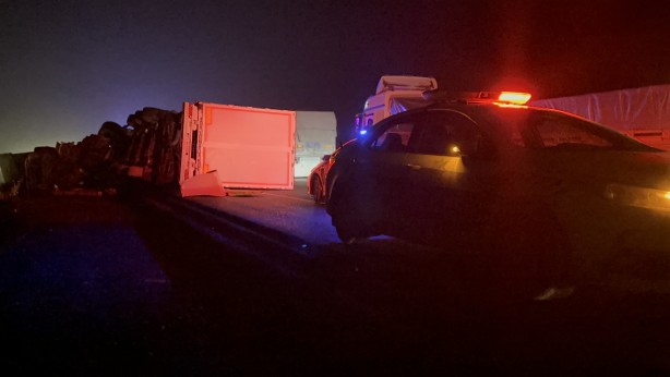 Foto - Siverek-Diyarbakır karayolunda tır devrildi: Yol 3 saat ulaşıma kapandı