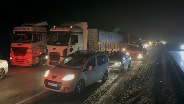 Foto - Siverek-Diyarbakır karayolunda tır devrildi: Yol 3 saat ulaşıma kapandı