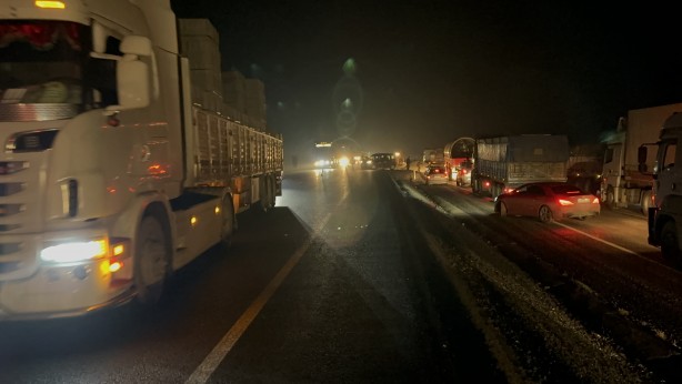 Foto - Siverek-Diyarbakır karayolunda tır devrildi: Yol 3 saat ulaşıma kapandı