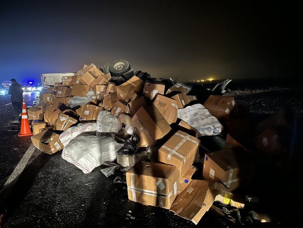 Foto - Siverek-Diyarbakır karayolunda tır devrildi: Yol 3 saat ulaşıma kapandı