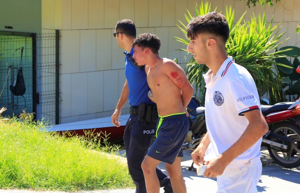 Sivil polise neşter ve av baltası ile direnen gençler