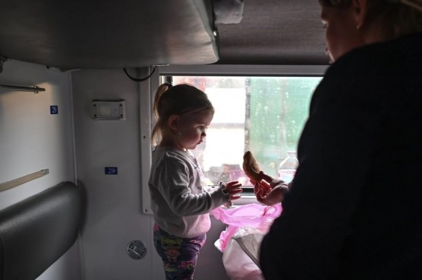 Foto - Siviller, saldırı altındaki Herson'dan tahliye edildi