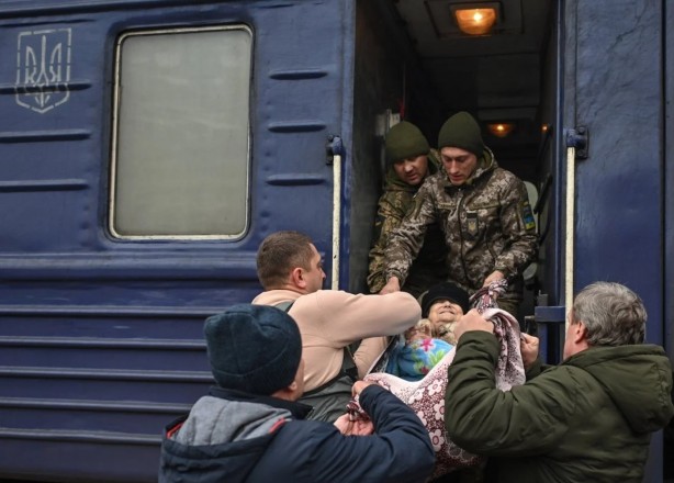 Foto - Siviller, saldırı altındaki Herson'dan tahliye edildi