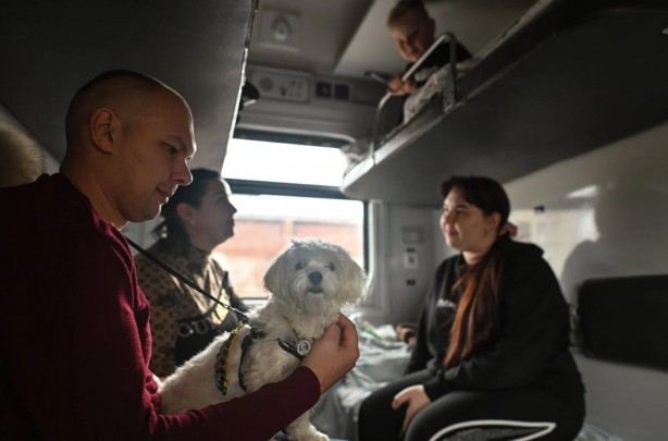 Siviller, saldırı altındaki Herson'dan tahliye edildi