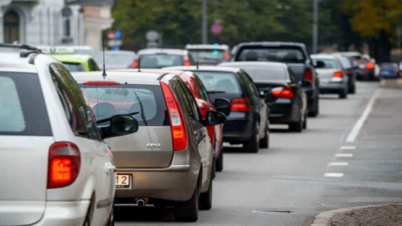 Siyah mı beyaz mı? Bu renk arabalar en az yakıtı harcıyor!