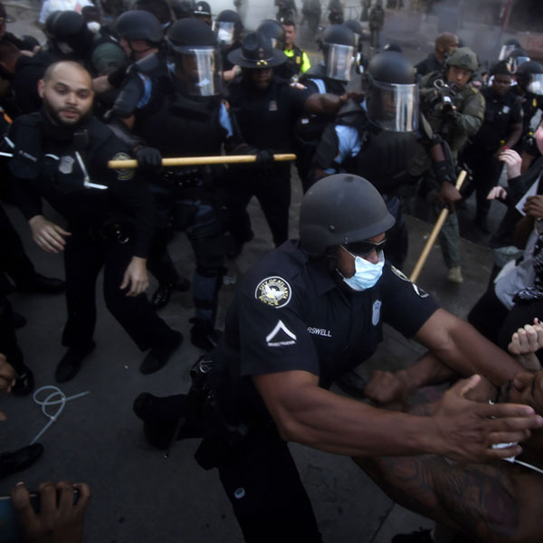 Foto - Siyahi adamı öldüren polise karısından ağır darbe! Neye uğradığını şaşırdı