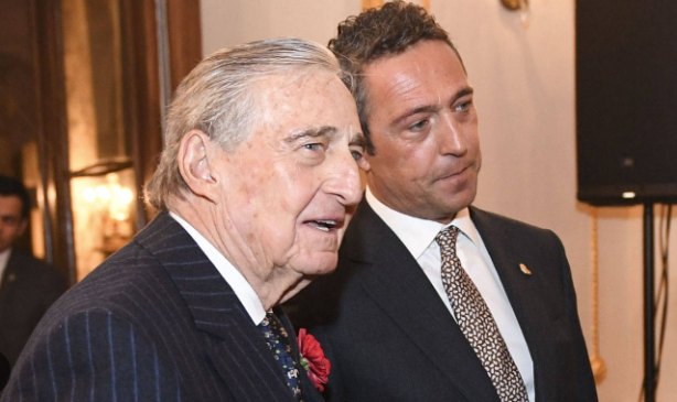 Foto - Siyasi iktidara sopa sallaya sallaya parayı götürüyorlar! Koç'a dolar aktı