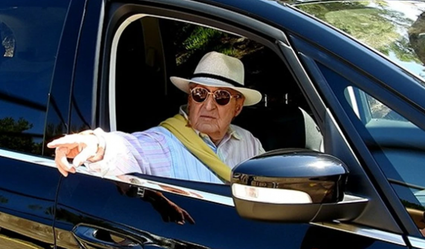 Foto - Siyasi iktidara sopa sallaya sallaya parayı götürüyorlar! Koç'a dolar aktı